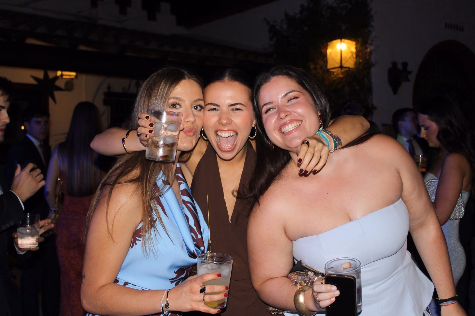 Tres amigas celebrando juntas en un evento de PlannIt