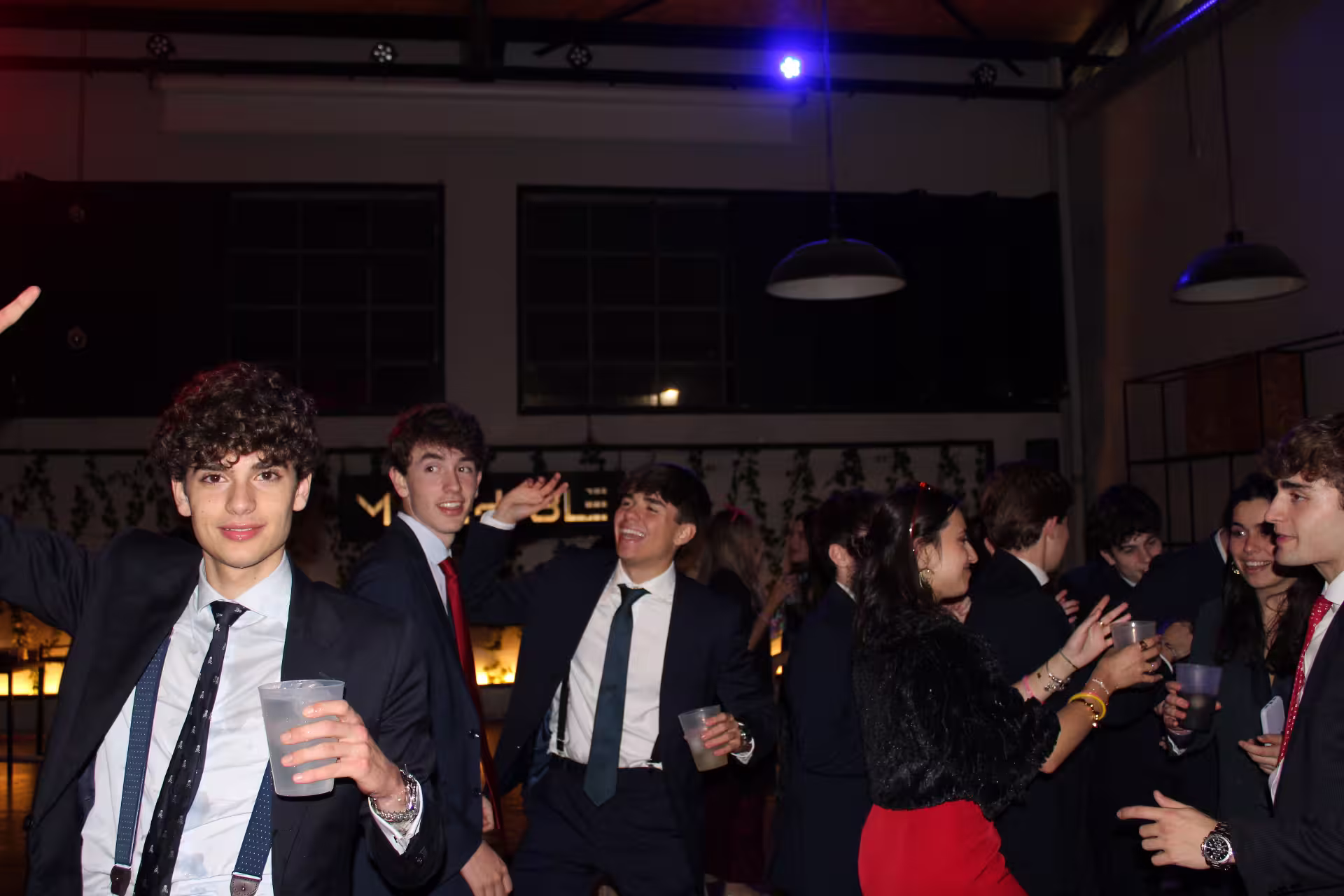 Invitados bailando en una fiesta