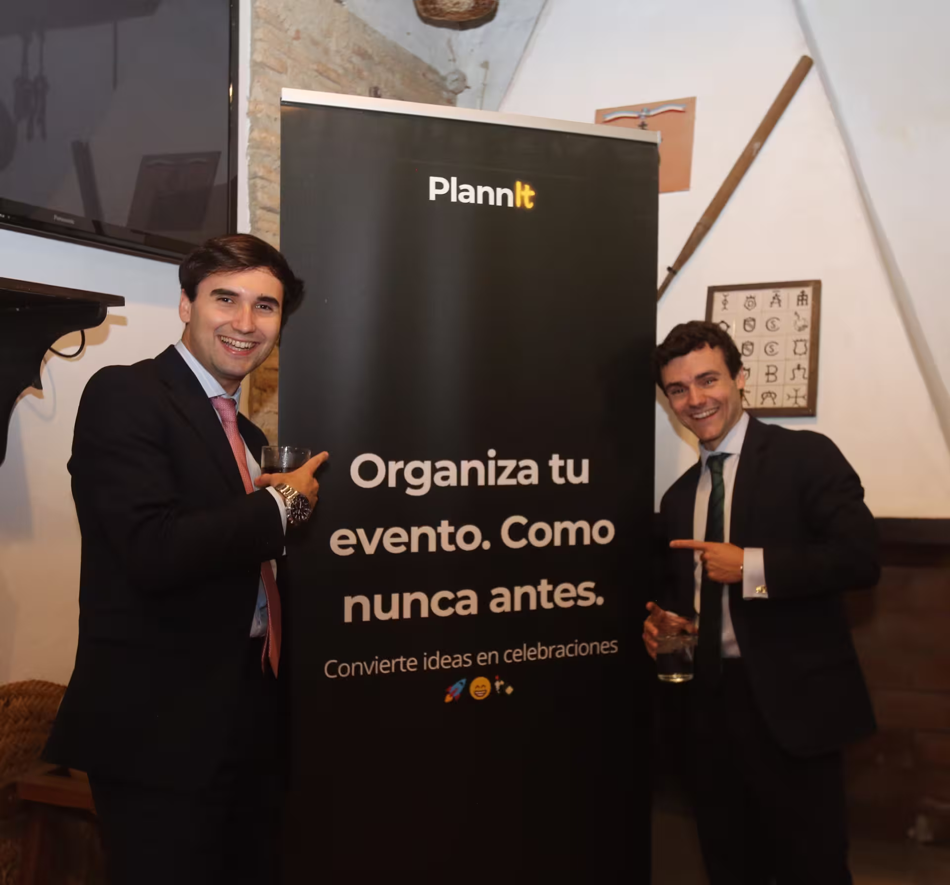 Invitados junto a un cartel de PlannIt